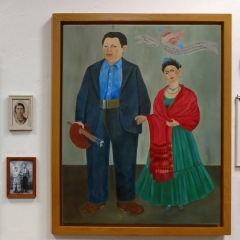 links: "Die Zeit fiegt", rechts Frida neben ihrem Mann Diego Rivera