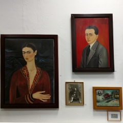 links: "Selbstbildnis mit Samtkleid", rechts Portrait von Alejandro Gomez Arias