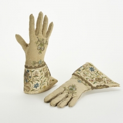 Damenhandschuhe, Deutschland, 2.Haelfte des 18. Jahrhunderts, Stickerei in Seide, Gold- und Silberfaden auf Seidengewebe, Foto: Esther Hoyer
