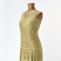 Gesellschaftskleid, um 1925, Deutschland, Glasperlen und Ornamentmotive aus Seidencrepe in Applikationsstickerei auf Seidentuell, Foto Esther Hoyer