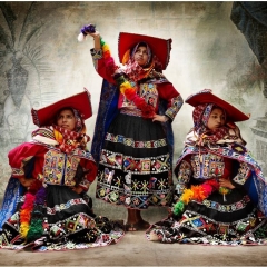 Traditional women’s costume, district of Tinta, province of Canchis, Cusco, Peru 2010, Mario Testino, Apr-13, Aus der Sammlung von: MATE — Museo Mario Testino