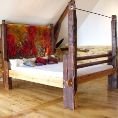 Eichenbett aus einem 700 Jahre alten Eichenwebstuhl mit textilem Kopfteil