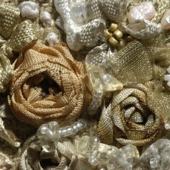 Detail: Bändchen-Stickerei-Perlen, Foto: Christof Wolters