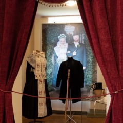 Das nach dem Vorbild einer historischen niedersorbischen Tracht gefertigte Brautkleid ist nicht nur eindrucksvoll, sondern auch nachhaltig: viele Trachtenteile können weiter getragen und mit anderen Details ergänzt werden.