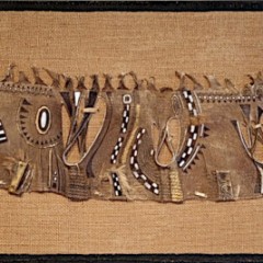 ornamental, Reste einer senegalesischen Trommelbespannung, schwarzer Rand mit Aktivkohlepulver, angerührt, schwarze und weiße Linien mit Filzstift, Gold mit Muschelgold/Echtgold